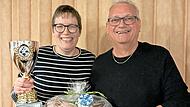 Links Siegerin Kerstin Zink, rechts Vorstand J&uuml;rgen Weigand.