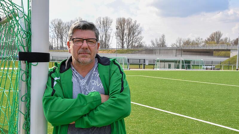 Helmut Hohmann auf dem neuen Kunstrasenplatz in Zapfendorf - im Hintergrund ist ein Lärmschutz  des neuen Schienenstrangs der Deutschen Bahn zu sehen. Auf die ist Hohmann aktuell nicht gut zu sprechen.