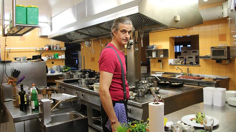 In seiner K&uuml;che hatte  Detlef Gerner vor Corona noch f&uuml;nf K&ouml;che. Nun kocht er alleine.