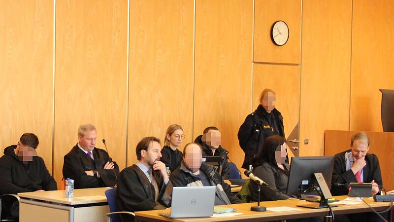 Drei Männer und eine Frau müssen sich derzeit vor der 3. Großen Jugendstrafkammer des Landgerichts Coburg wegen zahlreicher Vergehen verantworten. Nachdem ein Angeklagter erst polizeilich vorgeführt werden musste, hieß es für die übrigen Prozessbe...