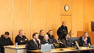 Drei Männer und eine Frau müssen sich derzeit vor der 3. Großen Jugendstrafkammer des Landgerichts Coburg wegen zahlreicher Vergehen verantworten. Nachdem ein Angeklagter erst polizeilich vorgeführt werden musste, hieß es für die übrigen Prozessbe...