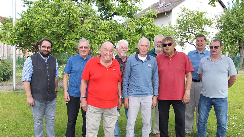 Kreisvorsitzender Markus Stockmann (links) und Vize-Vereinsvorsitzender Dietmar Hack (2. von links) gratulierten für 30- und 35-jährige Mitgliedschaft: (von links) Josef Hammerl, Reiner Herbst, Hans-Dieter Hagemann, Kurt Clement, Friedbert Albert,...
