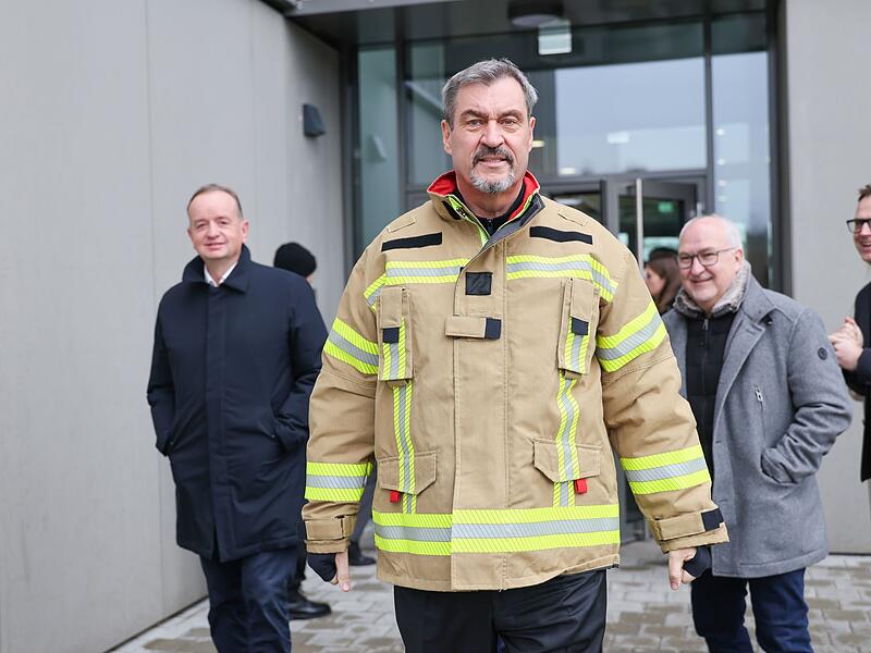 Söder besichtigt neue Integrierte Leitstelle