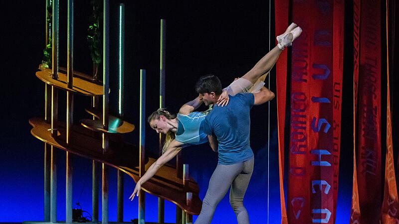 Shakespeare-Ballett: Probenszene aus „Romeo und Julia“ mit Jaume Costa als Romeo und Natalie Franke als Julia. Shakespeare-Ballett: Probenszene aus „Romeo und Julia“ mit Jaume Costa als Romeo und Natalie Franke als Julia.