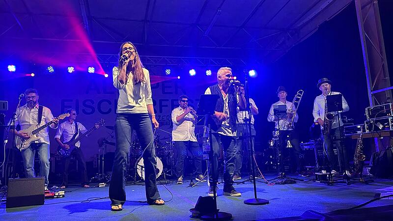 Die elfköpfige Band "Die Brunneputzer" wird am Samstagabend beim Mehrgenerationenfest auf dem Schlossplatz für Stimmung sorgen. Die elfköpfige Band "Die Brunneputzer" wird am Samstagabend beim Mehrgenerationenfest auf dem Schlossplatz für Stimmung sorgen.