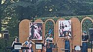 Mit ihren stilvollen Kleidern und Hüten entführten die singenden und musizierenden Frauen in die Vergangenheit.