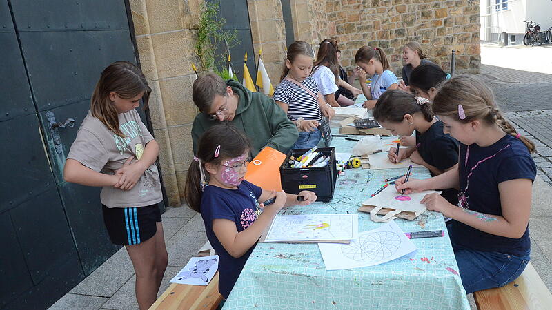 Kirchweih Pressig mit Kirchenparade Gottesdienst und viel Unterhaltung und Spaß für Jung und Alt 2025 Schminken, Basteln, Malen macht Kindern große Freude.