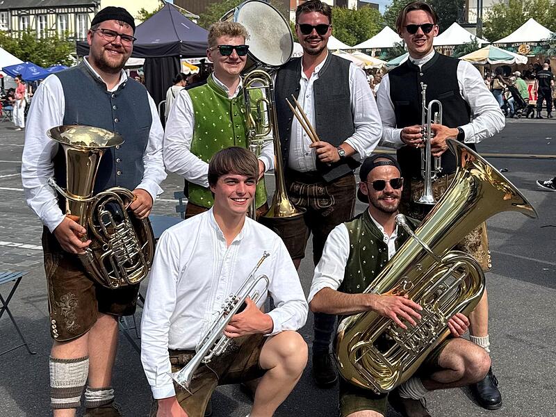 Musikalische Unterstützung in Vernon durch „Los Filios“ Musikalische Unterstützung in Vernon durch „Los Filios“