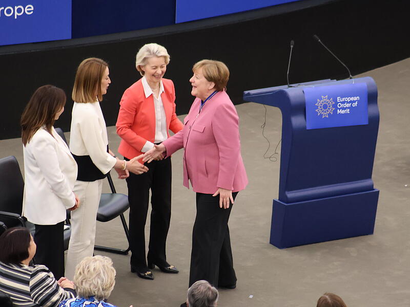Roberta Metsola gratuliert Angela Merkel zum europ&auml;ischen Verdienstorden.
