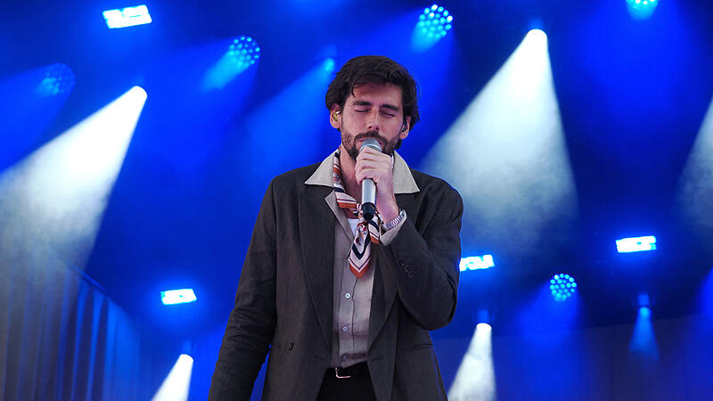 &Aacute;lvaro Soler sang beim HUK-Coburg-Open-Air-Sommer in der Kulturfabrik Cortendorf.