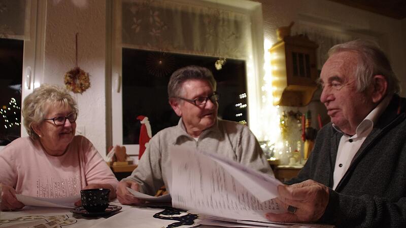 Herta und Gerhard Burkert-Mazur (M.) lassen sich von Heinz Hausmann die Spendenaussch&uuml;ttungen im Jahr 2022 erl&auml;utern. Noch nie hat &bdquo;1000 Herzen f&uuml;r Kronach&ldquo; so viele Antr&auml;ge bearbeitet.