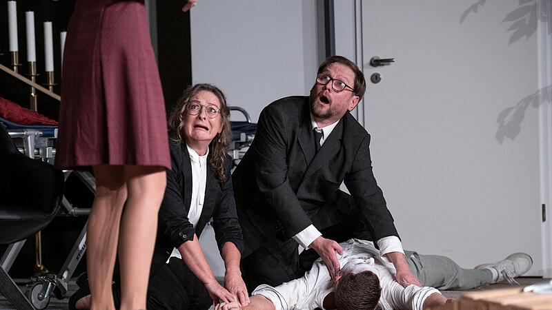 Schlussszene: Das völlig entsetzte Bestatterehepaar Speck (Gudrun Schaller und Jens Lindemann) mit dem letztendlich doch toten Lackfabrikanten Udo Kemp (Christian Sauermann).