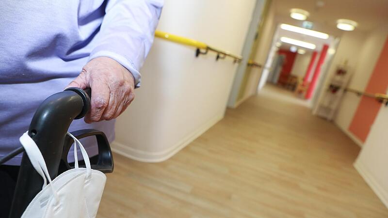 Das Leben im  Seniorenheim ist f&uuml;r die meisten  sowieso  schon  extrem schwer zu finanzieren. Jetzt kommen auch noch  Inflation   und Energiekrise hinzu.