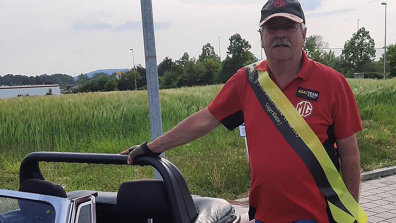 Jochen Heinlein ist stolz auf seinen Oldtimer, mit dem er den ersten Platz in seiner Klasse abräumte.