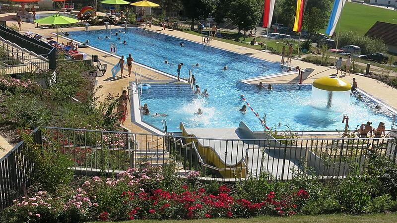 Eine breite Rutsche und ein Wasserpilz: Das Freibad Aschbach.