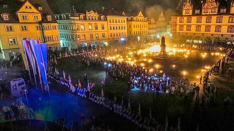 Umstrittenes Event: der Fackelzug. Umstrittenes Event: der Fackelzug.