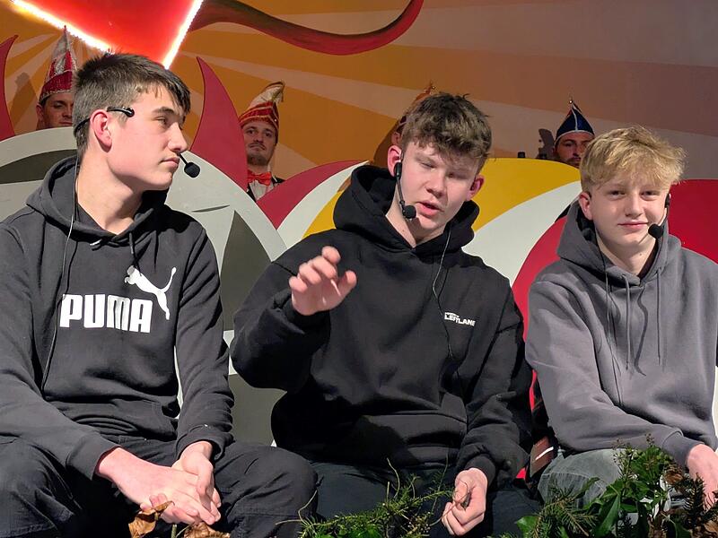 : Die drei Jugendlichen (Simon B&uuml;hner, von links), Nico Wehner und Nils Schmitt plauderten Geheimnisse &uuml;ber ihre Opas aus.