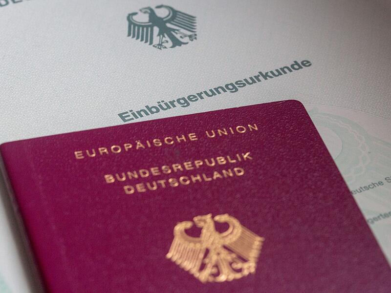 Einb&uuml;rgerungsurkunde und Reisepass