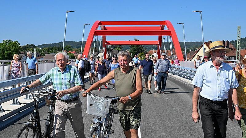 Glücklich überqueren die ersten Forchheimer das Bauwerk.Forchheim & Fränkische Schweiz Glücklich überqueren die ersten Forchheimer das Bauwerk.Forchheim & Fränkische Schweiz