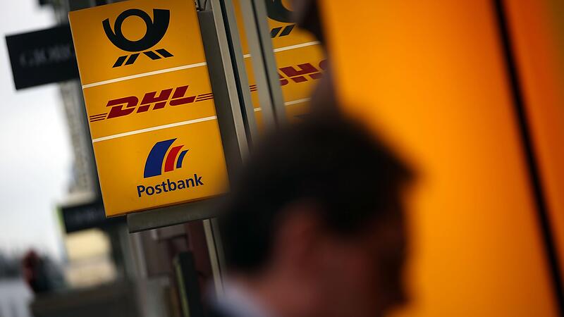 Blick auf Logo einer Postbankfiliale