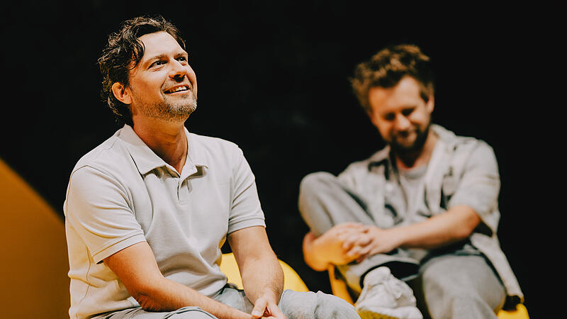 Daniel Seniuk und Eric Wehlan spielen in &bdquo;Das letzte Bier&ldquo; am E.T.A.-Hoffmann-Theater.Christopher Street Day 2025 in Bamberg