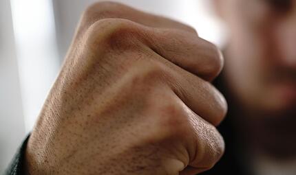 Zu einer Gewalteskalation kam es in einem Dorf im Landkreis Kronach - damit muss sich nun das Amtsgericht befassen.