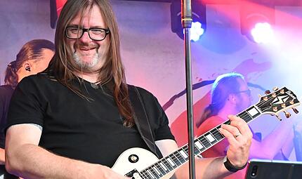 Auf der B&uuml;hne am Marktplatz in Ebermannstadt boten &bdquo;X5Live&ldquo; Rockmusik jeglicher Spielart.
