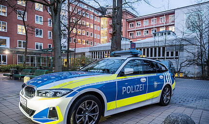 Eskalation in Erlanger Klinik: Polizei stoppt Messerangreifer im Waldkrankenhaus mit SchussMesserangreifer Erlanger Klinik