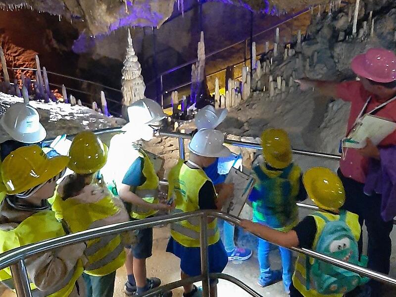 Bei neun Grad lässt es sich gut staunen. Höhlenführer und Gäste erwartet in der Pottensteiner Teufelshöhle eine angenehme Kühle.Forchheim & Fränkische Schweiz