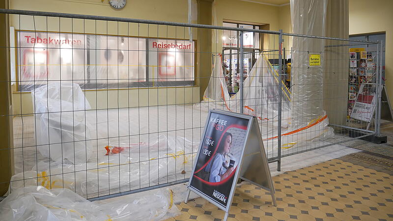 Der Bahnhof in Bad Kissingen ist weiterhin eine Baustelle. Doch zumindest der Kiosk im Geb&auml;ude  ist weiterhin ganz normal in Betrieb.