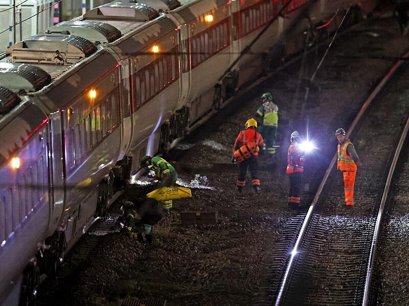Mehrere Menschen im Zug in England niedergestochen