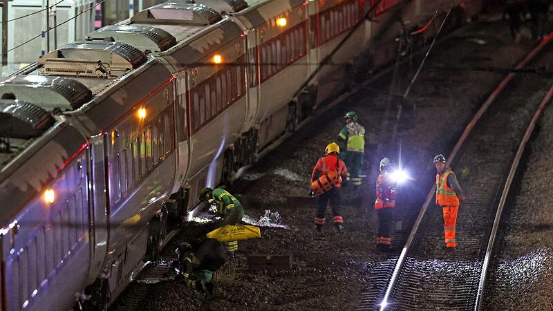 Mehrere Menschen im Zug in England niedergestochen
