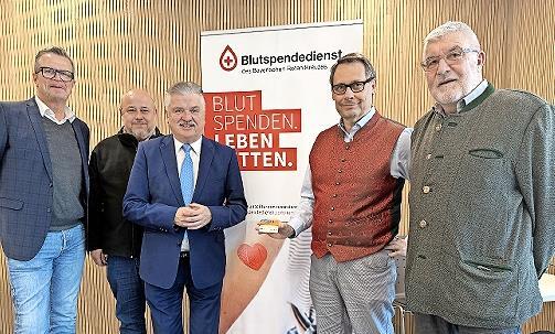 Zum ersten Mal ist es im neuen BRK-Gebäude in Stadtsteinach möglich, Blut zu spenden und sich über Organspende zu informieren – (von links) Matthias Freund vom Blutspendedienst des BRK, Kreisgeschäftsführer Stefan Adam, Landrat und BRK-Kreisvorsit... Zum ersten Mal ist es im neuen BRK-Gebäude in Stadtsteinach möglich, Blut zu spenden und sich über Organspende zu informieren – (von links) Matthias Freund vom Blutspendedienst des BRK, Kreisgeschäftsführer Stefan Adam, Landrat und BRK-Kreisvorsit...