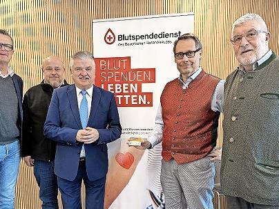 Zum ersten Mal ist es im neuen BRK-Geb&auml;ude in Stadtsteinach m&ouml;glich, Blut zu spenden und sich &uuml;ber Organspende zu informieren &ndash; (von links) Matthias Freund vom Blutspendedienst des BRK, Kreisgesch&auml;ftsf&uuml;hrer Stefan Adam, Landrat und BRK-Kreisvorsit...