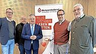 Zum ersten Mal ist es im neuen BRK-Geb&auml;ude in Stadtsteinach m&ouml;glich, Blut zu spenden und sich &uuml;ber Organspende zu informieren &ndash; (von links) Matthias Freund vom Blutspendedienst des BRK, Kreisgesch&auml;ftsf&uuml;hrer Stefan Adam, Landrat und BRK-Kreisvorsit...