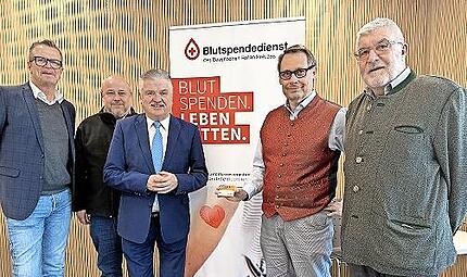 Zum ersten Mal ist es im neuen BRK-Geb&auml;ude in Stadtsteinach m&ouml;glich, Blut zu spenden und sich &uuml;ber Organspende zu informieren &ndash; (von links) Matthias Freund vom Blutspendedienst des BRK, Kreisgesch&auml;ftsf&uuml;hrer Stefan Adam, Landrat und BRK-Kreisvorsit...