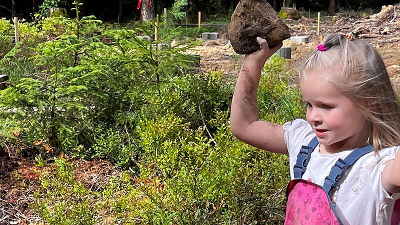 Polina Hofmann hilft beim Waldtag flei&szlig;ig bei der Gestaltung der Au&szlig;enanlagen ihres k&uuml;nftigen Waldkindergartens.