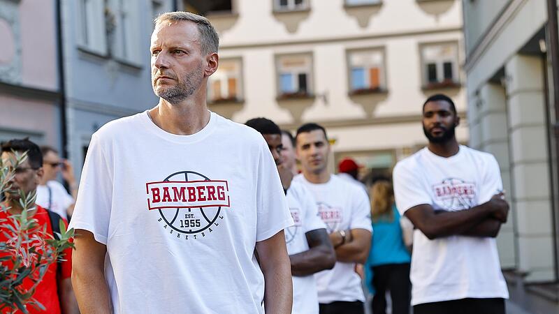 Arne Woltmann steht zu Bamberg. Hier in der Sandstra&szlig;e bei einer Stadtf&uuml;hrung im August 2022.