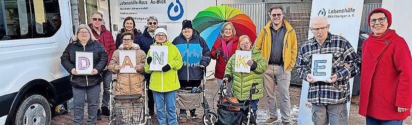 Neben den Bewohnern sind auf dem Bild die Leitung der &bdquo;TENE&ldquo; Anja Herterich (2.v.l., hinten), die Vorst&auml;ndin der Lebenshilfe Susan Stade (3.v.l., hinten), Michaela Atzler f&uuml;r die Theresienspitalstiftung mit dem Pr&auml;sent-Schirm, Dominik H&uuml;bner, Wohn...