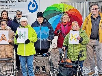 Neben den Bewohnern sind auf dem Bild die Leitung der &bdquo;TENE&ldquo; Anja Herterich (2.v.l., hinten), die Vorst&auml;ndin der Lebenshilfe Susan Stade (3.v.l., hinten), Michaela Atzler f&uuml;r die Theresienspitalstiftung mit dem Pr&auml;sent-Schirm, Dominik H&uuml;bner, Wohn...