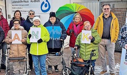 Neben den Bewohnern sind auf dem Bild die Leitung der „TENE“ Anja Herterich (2.v.l., hinten), die Vorständin der Lebenshilfe Susan Stade (3.v.l., hinten), Michaela Atzler für die Theresienspitalstiftung mit dem Präsent-Schirm, Dominik Hübner, Wohn... Neben den Bewohnern sind auf dem Bild die Leitung der „TENE“ Anja Herterich (2.v.l., hinten), die Vorständin der Lebenshilfe Susan Stade (3.v.l., hinten), Michaela Atzler für die Theresienspitalstiftung mit dem Präsent-Schirm, Dominik Hübner, Wohn...