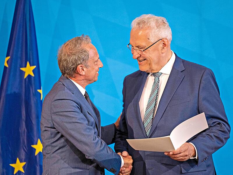 Thorsten Glauber (l.) bekommt die Verdienstmedaille von Joachim Herrmann überreicht. BayStMI/Alexandra Beier Thorsten Glauber (l.) bekommt die Verdienstmedaille von Joachim Herrmann überreicht. BayStMI/Alexandra Beier