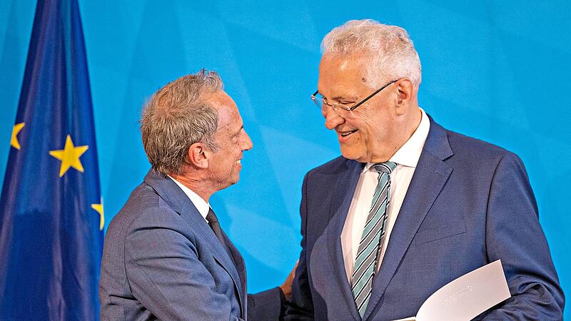 Thorsten Glauber (l.) bekommt die Verdienstmedaille von Joachim Herrmann überreicht. BayStMI/Alexandra Beier Thorsten Glauber (l.) bekommt die Verdienstmedaille von Joachim Herrmann überreicht. BayStMI/Alexandra Beier