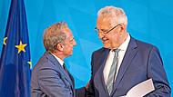 Thorsten Glauber (l.) bekommt die Verdienstmedaille von Joachim Herrmann überreicht. BayStMI/Alexandra Beier Thorsten Glauber (l.) bekommt die Verdienstmedaille von Joachim Herrmann überreicht. BayStMI/Alexandra Beier