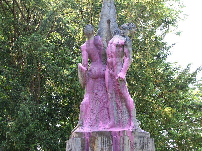 Hofgarten Coburg: Farb-Attacke auf Ehrenmal des CC