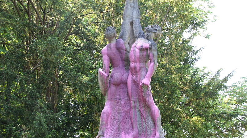 Ehrenmal des Coburger Convents Hofgarten Coburg: Farb-Attacke auf Ehrenmal des CC
