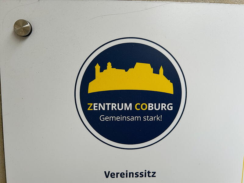 Die Aktionsgemeinschaft der Coburger H&auml;ndler m&ouml;chte nat&uuml;rlich, dass die Menschen zum Shoppen in die Innenstadt kommen &ndash; trotzdem zeigt das Logo die Veste, die hoch &uuml;ber der Innenstadt thront.