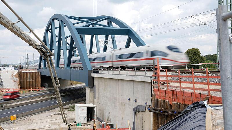 Einer der Zwillinge steht schon seit Herbst 2021, nun wird n&ouml;rdlich von Forchheim auch die zweite Eisenbahnbr&uuml;cke &uuml;ber die A&nbsp;73 eingeschoben.Forchheim & Fr&auml;nkische Schweiz