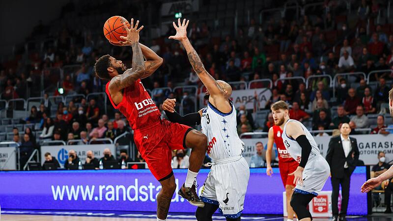 Justin Wright-Foreman steigt gegen den Ex-Bamberger Maurice Stuckey zum Wurf hoch.