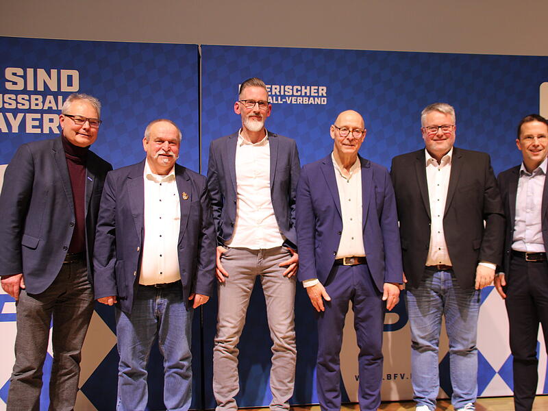 Nachfolger von Ralf Riemke: Horst Deller ist Kreisspielleiter in Bamberg/Bayreuth/KulmbachKreistag 2026 im Fußball-Kreis 1 Oberfranken Bamberg/Bayreuth/Kulmbach in der Stadthalle Kulmbach Der alte und der neue Kreisspielleiter nebeneinander: Horst Deller (2. v.. links) beerbt Ralf Riemke (3. v. links), der nach der abgelaufenen Saison als Leiter des Kreises Bamberg/Bayreuth/Kulmbach aufgehört hat.